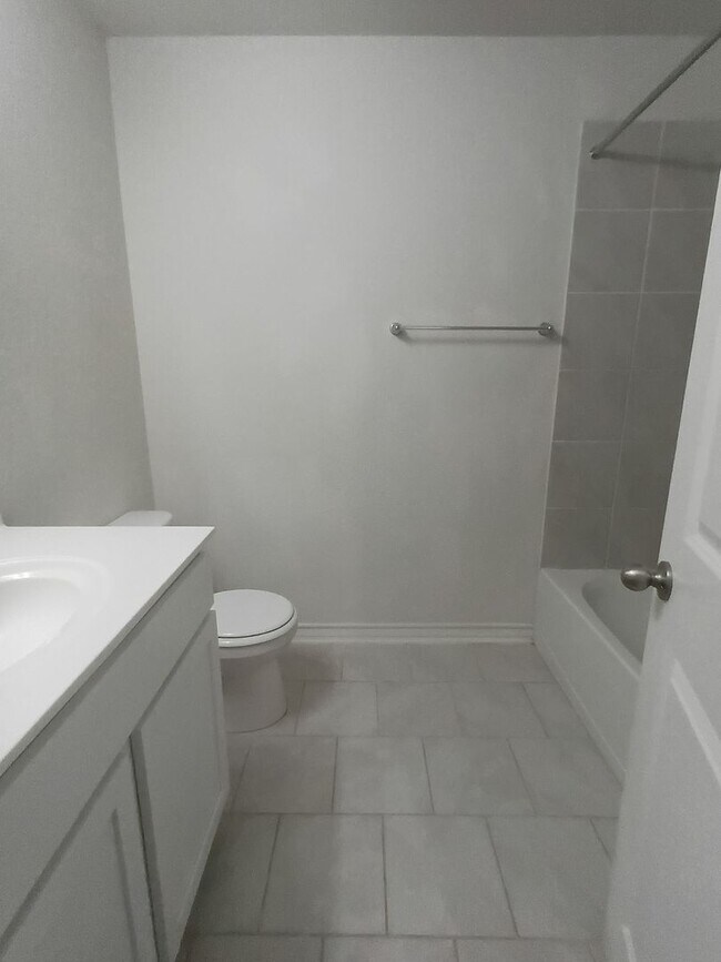 Foto del edificio - Beautiful 3-Bedroom Home with Open Floor Plan in Whisper Falls!
