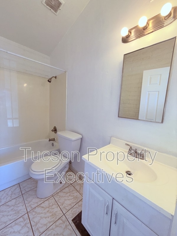 Building Photo - 5752 S Park Ave