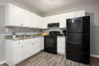 Building Photo - Legacy Crossing Townhomes