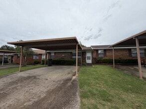 Building Photo - 2204 Shenandoah Dr