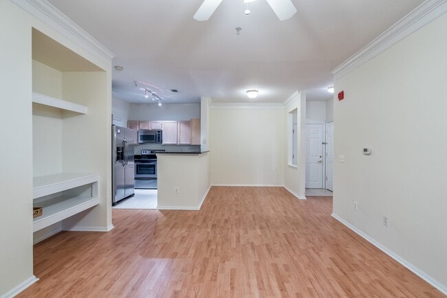 Building Photo - Beautiful 2 Bed 2 Bath Condo Beautiful Com...