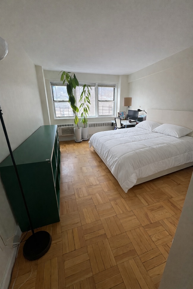 Building Photo - 404 E 66th St