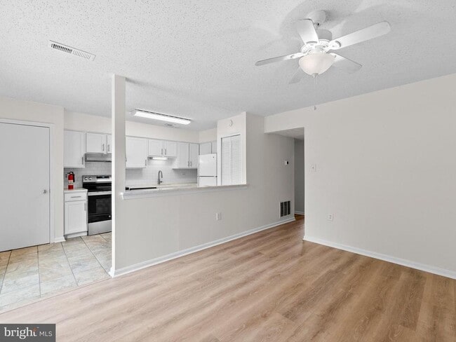 Building Photo - 2178 Mager Dr