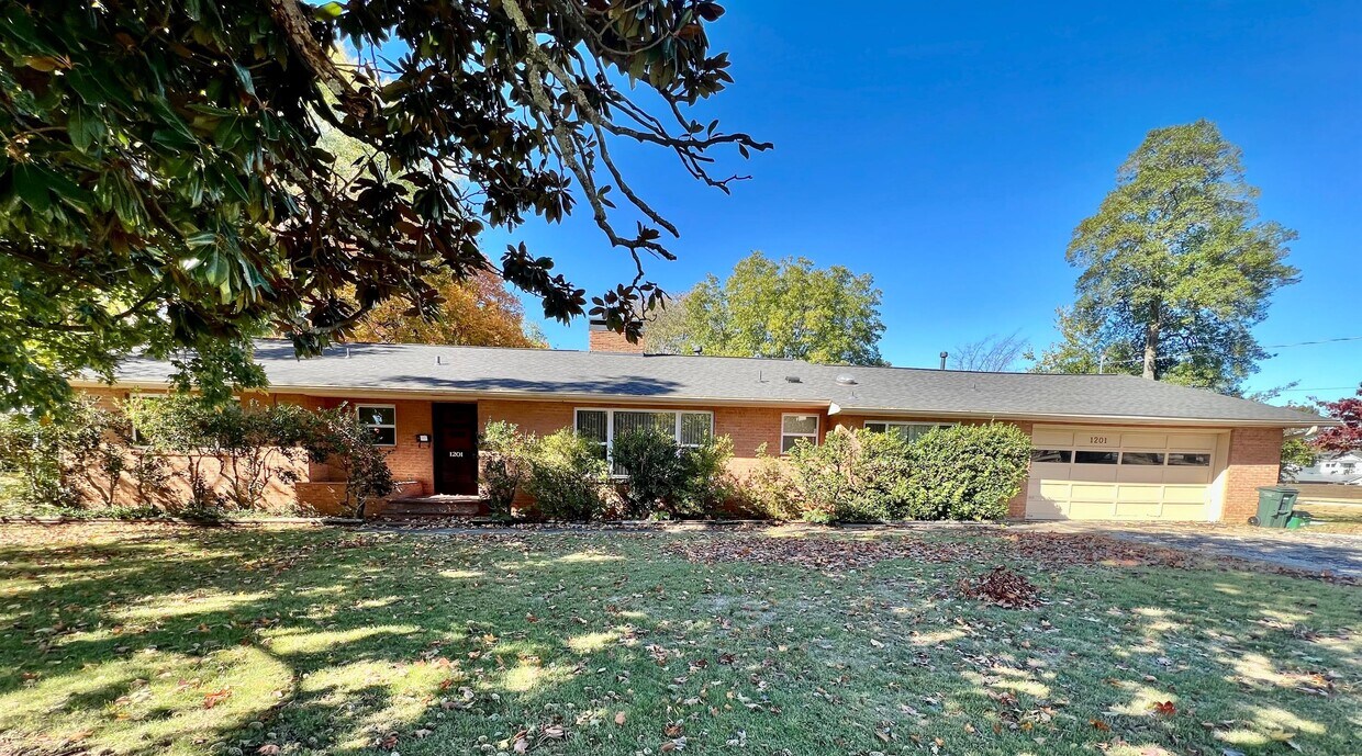 Foto principal - 1201 N Woolsey Ave