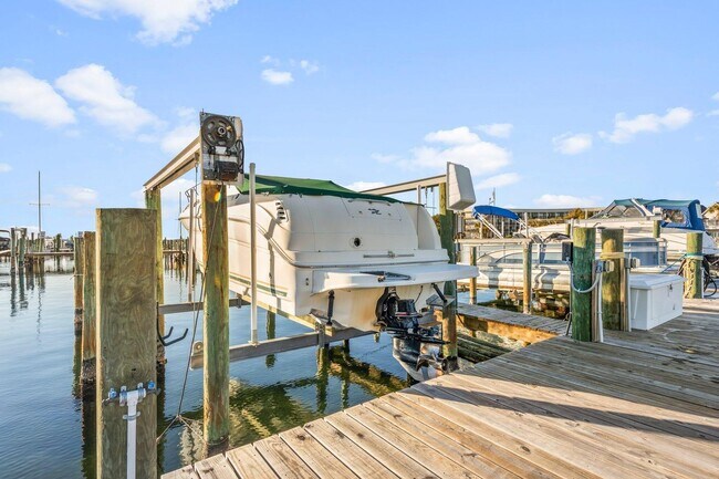 Building Photo - Brooks Landing