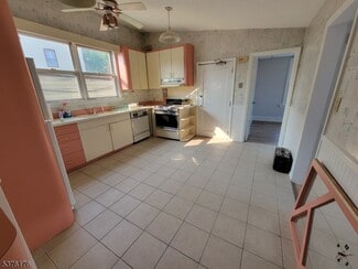 Building Photo - 838 Main St