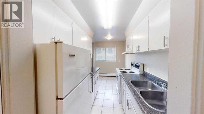 Building Photo - 9932-9105 105 Ave