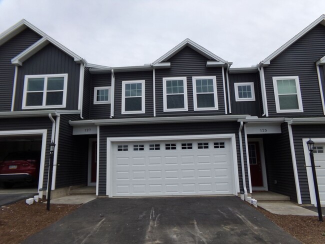 Building Photo - 3 bedroom, 2.5 Bathroom Townhouse