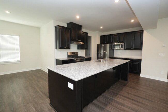 Foto del edificio - This wonderful home has a covered rocking ...