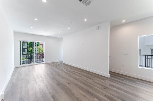 Foto del edificio - 21719 Hart St