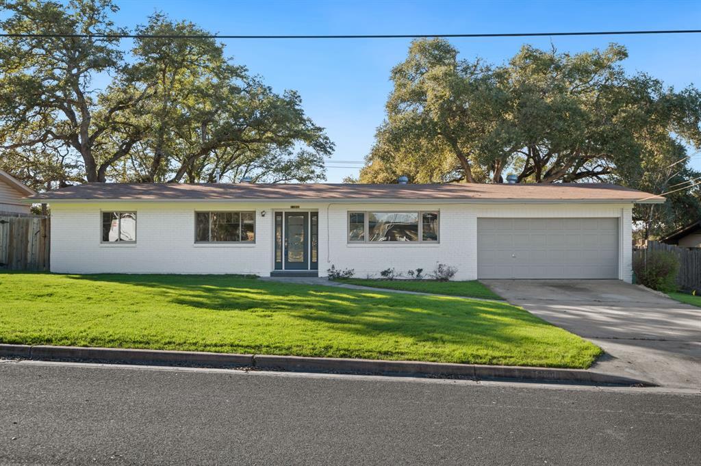 Primary Photo - 11800 N Oaks Dr