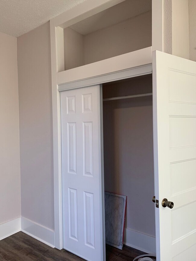 Building Photo - 2 Bed/2 Bath- Newly Renovated!!