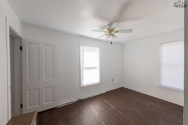 Building Photo - 923 Lutz Rd