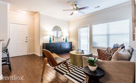 Foto del edificio - 513 E Slaughter Ln