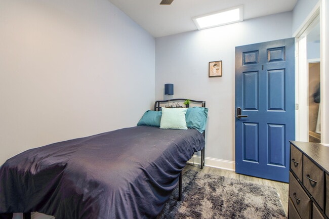 Dormitorio - 1614 E 28th St