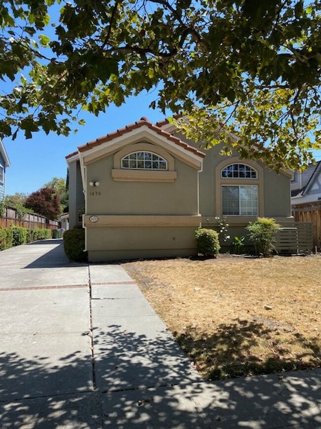 Foto del edificio - Spacious updated home with 3 downstairs be...