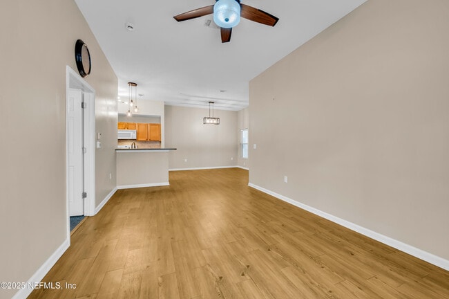 Foto del edificio - 7920 Merrill Rd