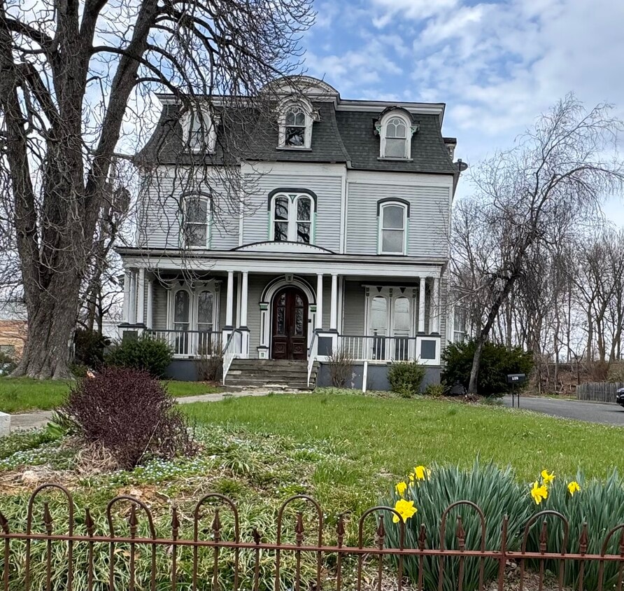 Building Photo - 162 E Washington Ave