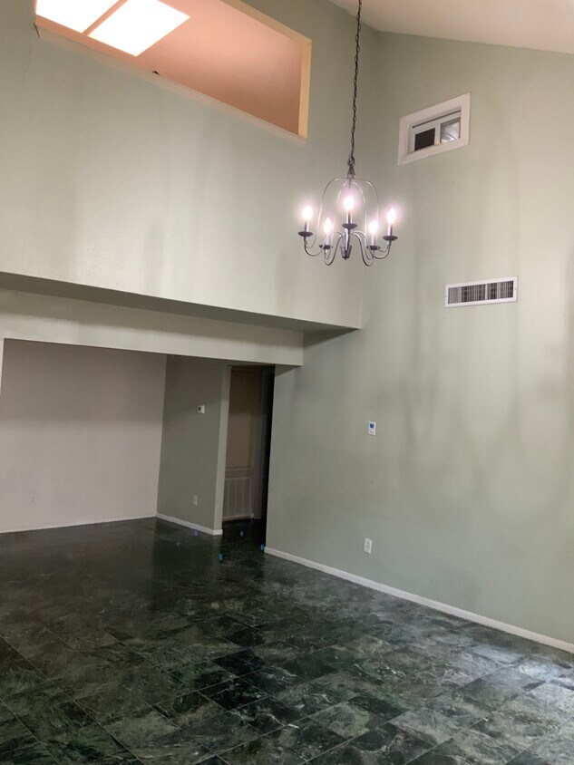 Foto principal - 8100 Cambridge St
