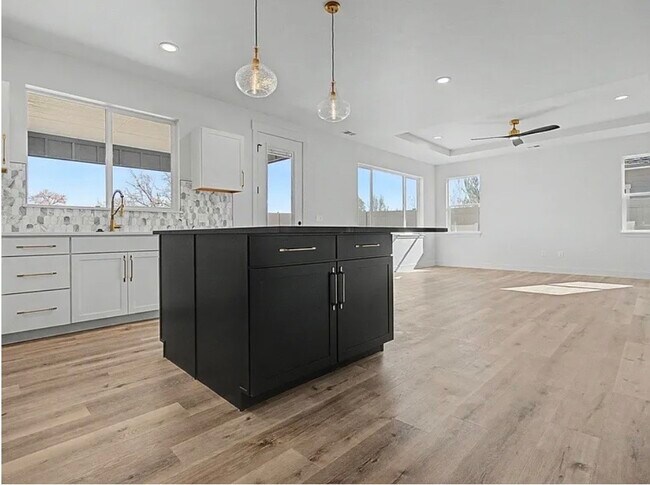 Isla de cocina - 2358 Green Apple Dr