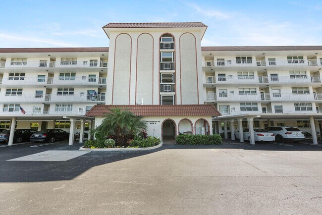 Building Photo - 900 Dogwood Dr