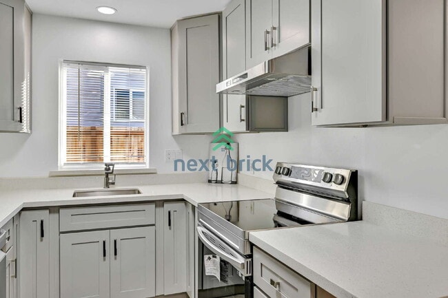 Foto del edificio - A beautiful 4 bed and 2 bathroom house for rent