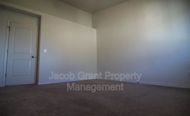 Building Photo - 1580 N Stevens Ave