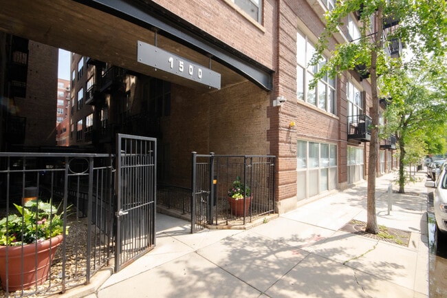 Building Photo - 1500 W Monroe St