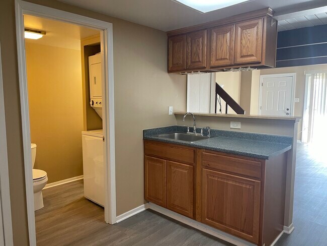 Building Photo - 527 Meadow Green Ln