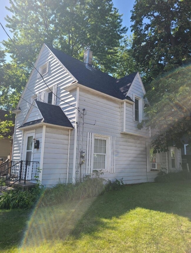 Building Photo - 457 Fernando St NE