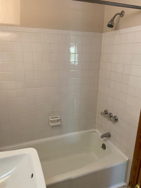 Bathroom Tub & shower - 27 Forrestal Ln