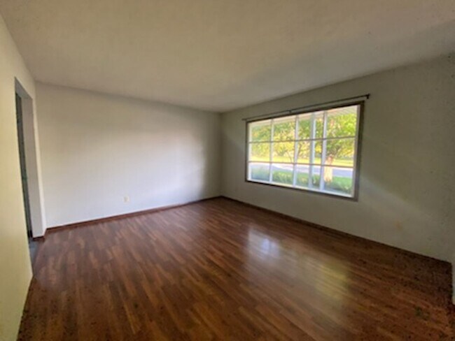 Building Photo - 3 Bedroom Home with Attached Garage!