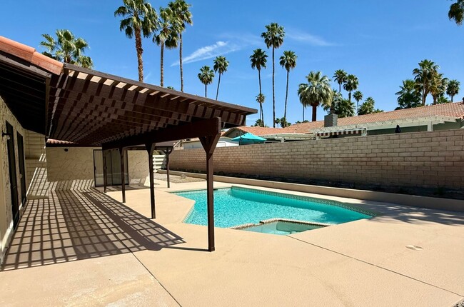 Building Photo - Spacious Pool Home In the Desired Los Comp...