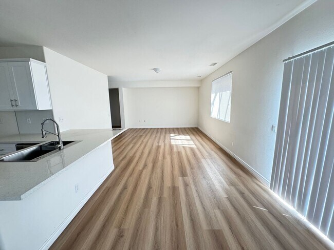 Foto del edificio - Gorgeous Remodeled 3+2 - $3300