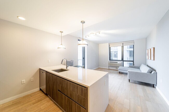 Building Photo - 160 1st St