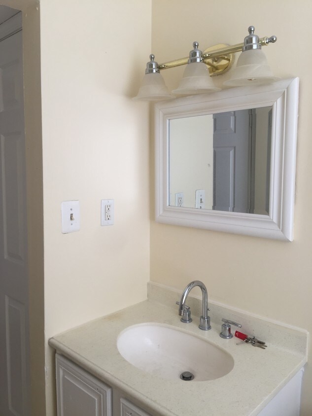 Foto principal - 2357 Eutaw Pl