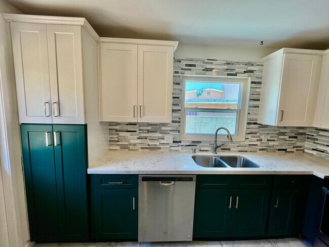 Building Photo - Beautiful 3B 2BA Home in Paradise Hills