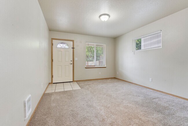 Building Photo - 4 bed, 2.5 bathroom House available