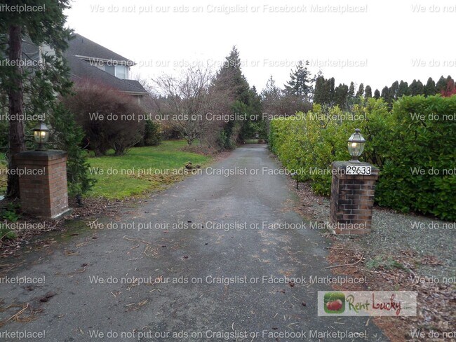 Foto del edificio - INCREDIBLE VIEWS!! Large 2-Bedroom + Den Duplex with 3-Car Garage in Fantastic Federal Way Neighb...