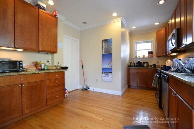 Building Photo - 2 Barstow St