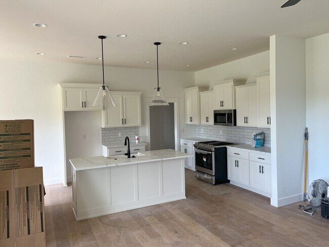 Foto del edificio - Beautiful One-Year-Old 4 bedroom, 2 bath home on a cul-de-sac in the exclusive Lion's Gate neighb...