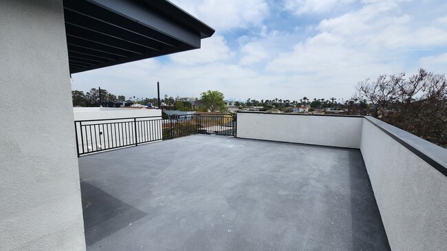 Building Photo - 2637 S Cochran Ave