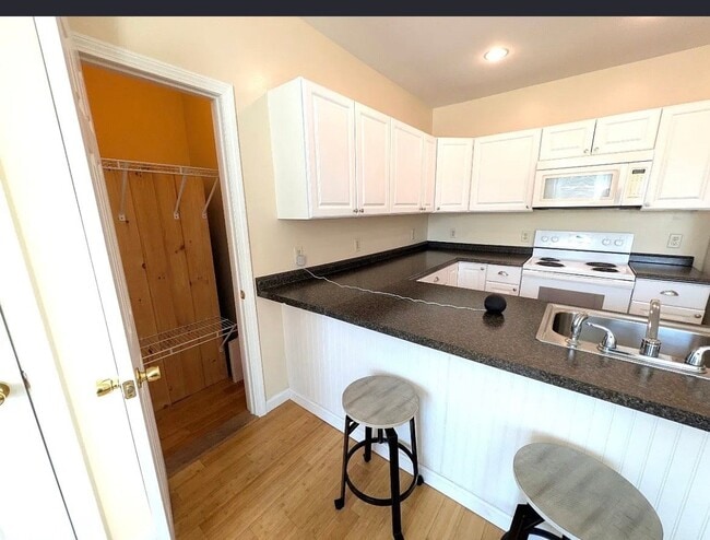 Building Photo - 148 Main St