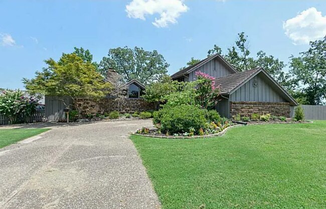 Foto del edificio - Four Bedroom/Three Bath Home/Large lot