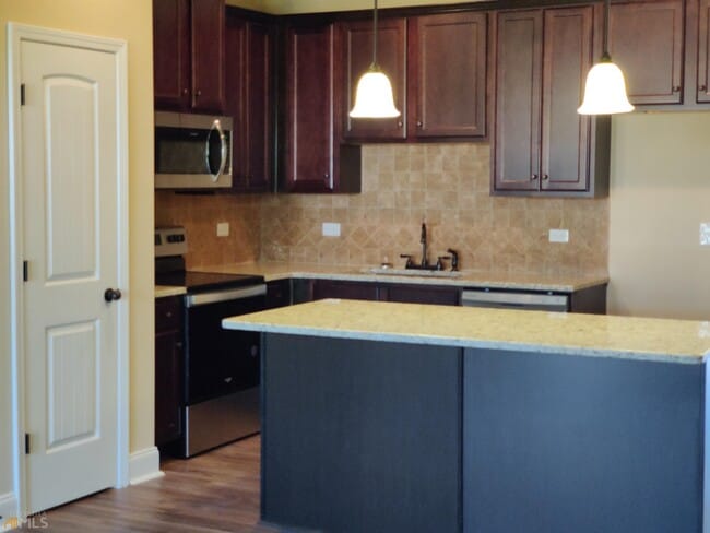 Building Photo - 132 Camellia Ct