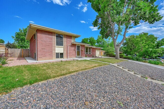Building Photo - Great locatio, 4 bedroom 3 bath home, rece...