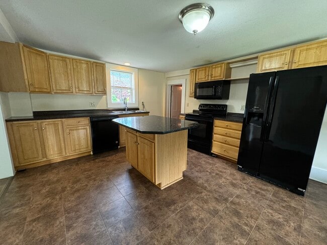 Building Photo - 28 School St