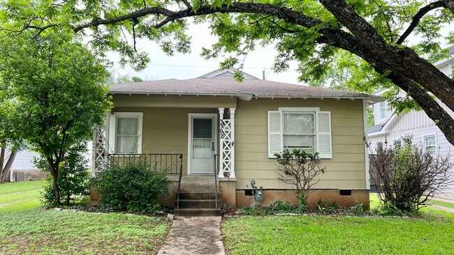 Building Photo - Bungalow Featuring 3 Bedroom, 1 Bath in th...
