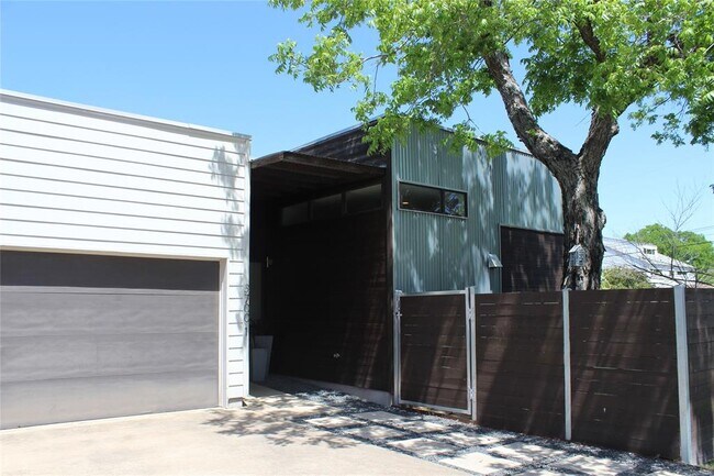 Foto del edificio - 3700 Garden Villa Ln