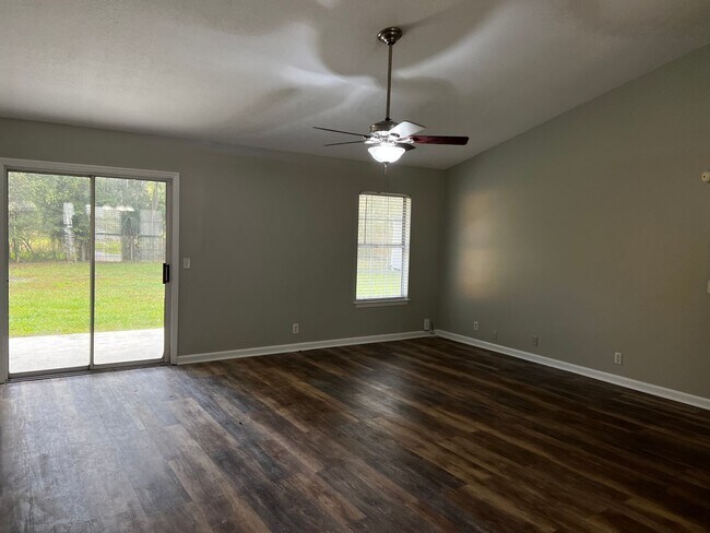 Foto del edificio - 3/2 with fenced in yard!